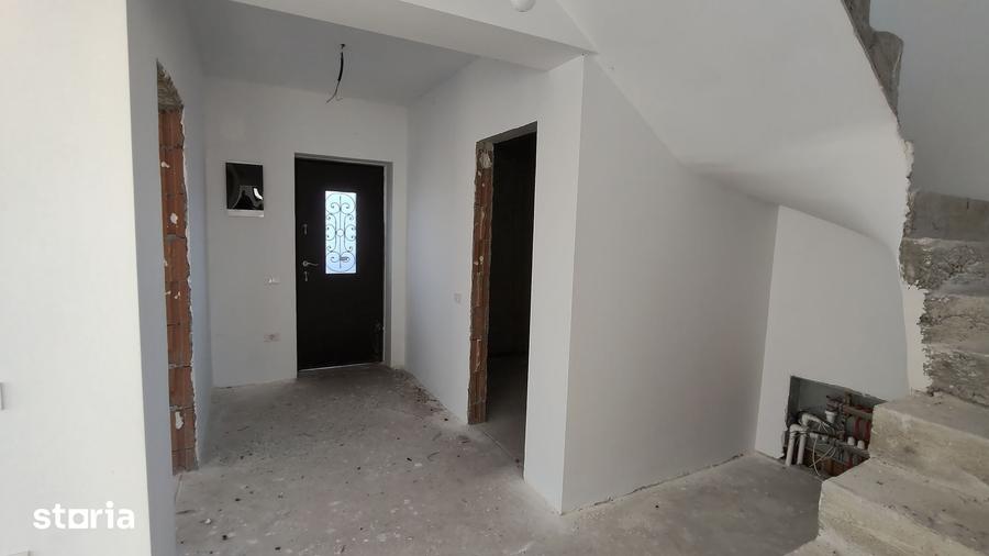 Casă cu 5 camere cu Teren 492 Mp în Glina