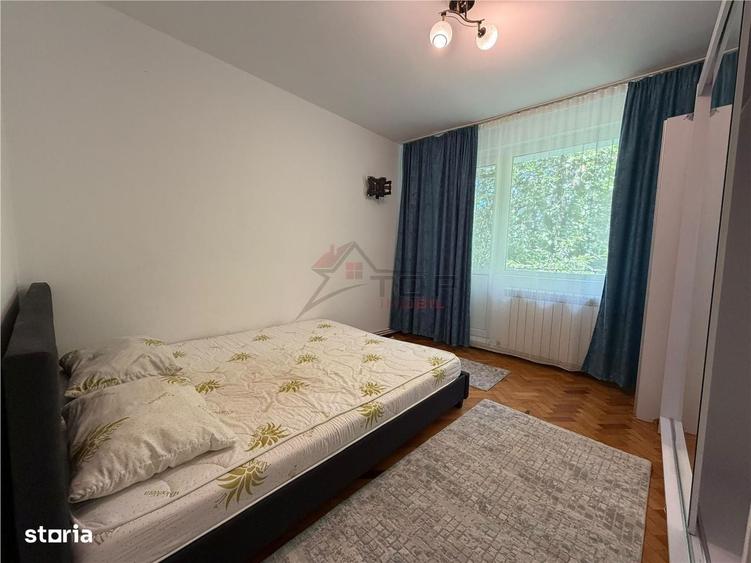 Apartament cu 3 camere semidecomandat în Podu Roș