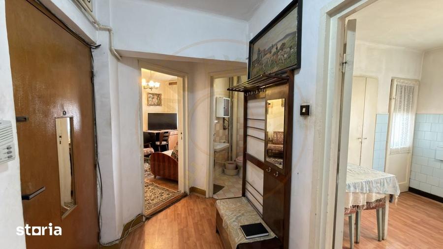Apartament cu 3 camere semidecomandat, mobilat în Central