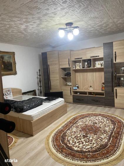 Casă cu 6 camere cu Teren 439 Mp în Petros