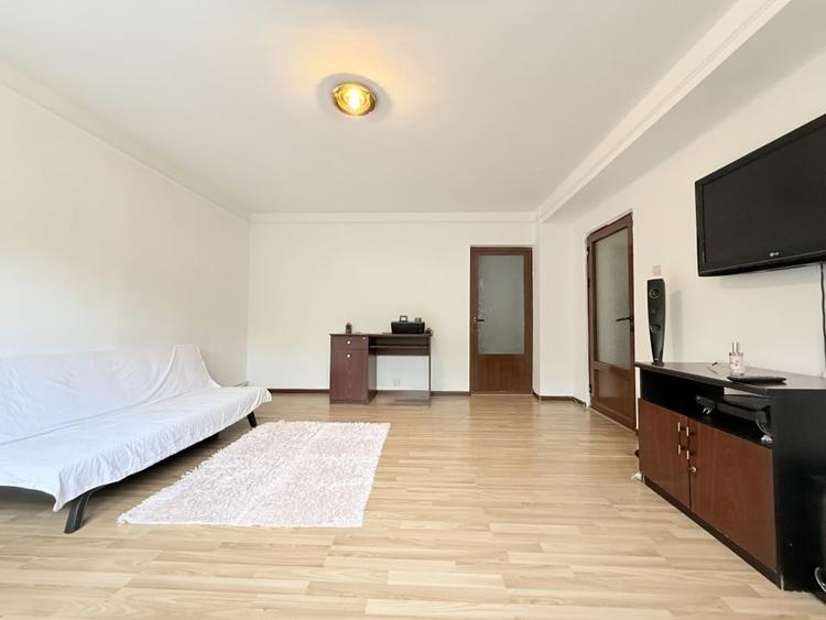 Apartament cu 2 camere semidecomandat, mobilat în Faleza Nord