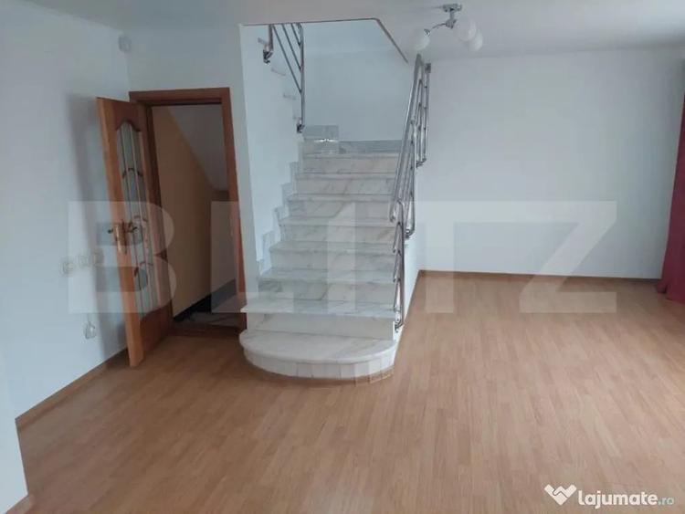 Casă cu 7 camere cu Teren 2000 Mp în Central