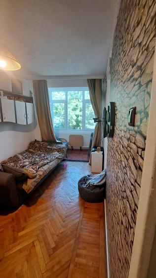 Apartament cu 3 camere semidecomandat în Centrul Vechi