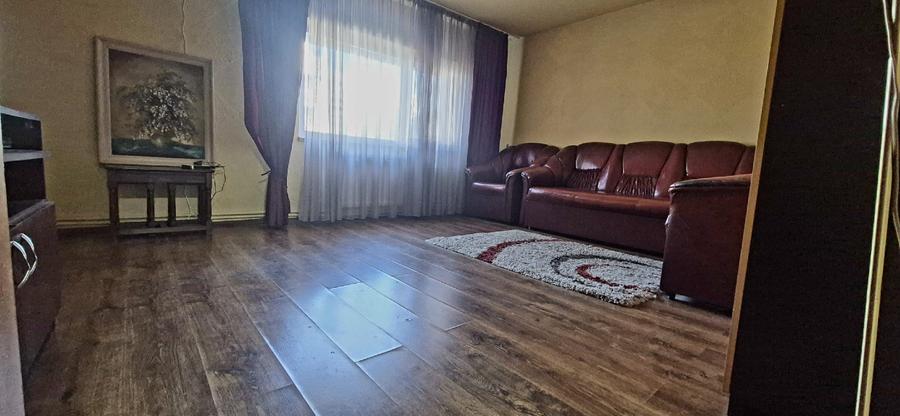 Apartament cu 3 camere decomandat în Drumul Sării