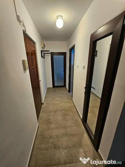 Apartament cu 2 camere decomandat în Tractorul