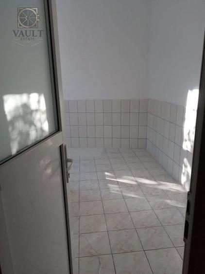 Casă individuală cu 12 camere cu Canalizare în Tineretului