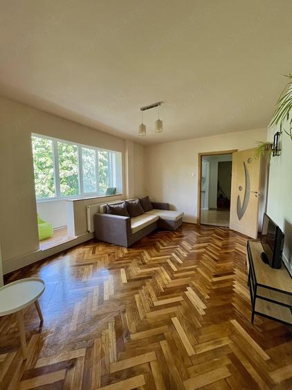 Apartament cu 3 camere semidecomandat în Circumvalațiunii