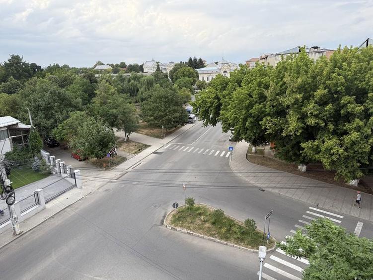 Apartament cu 3 camere decomandat în Caracal