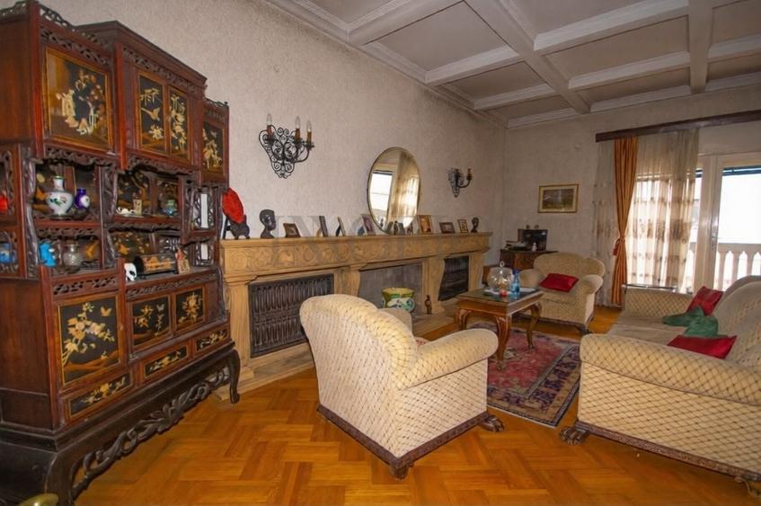 Casă cu 9 camere cu Canalizare în Capitale