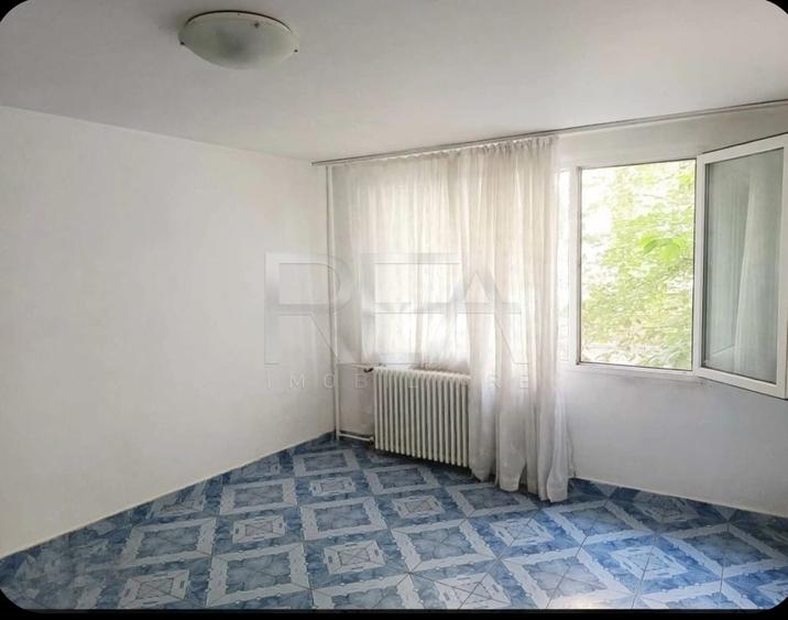 Apartament cu 3 camere semidecomandat în Berceni