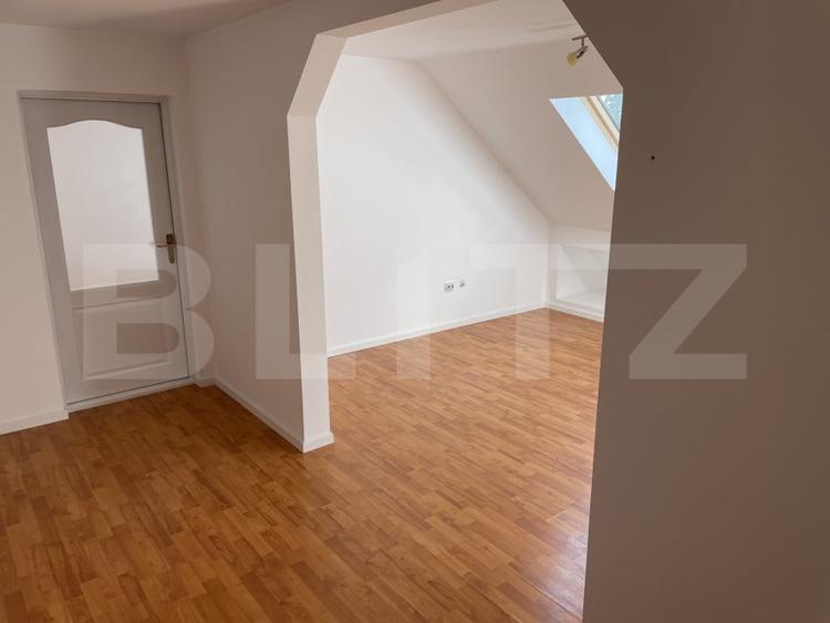 Apartament cu 3 camere semidecomandat, mobilat în Ștefan cel Mare