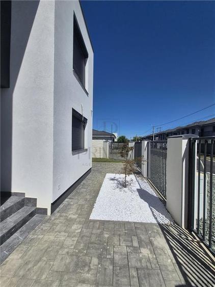 Duplex cu 5 camere cu Canalizare în Moșnița Nouă