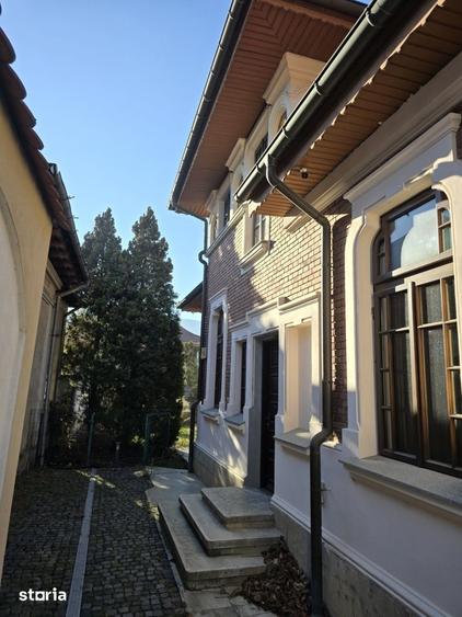 Casă cu 8 camere cu Teren 835 Mp în Central
