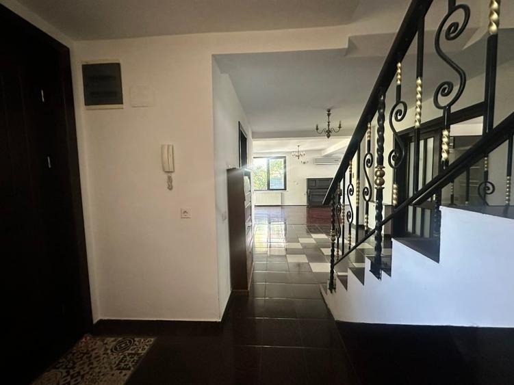 Duplex cu 7 camere cu Canalizare în Central