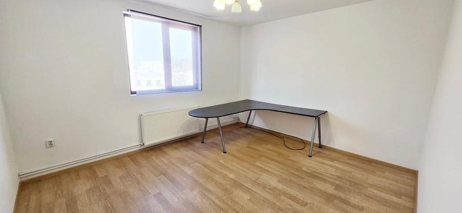 Apartament cu 4 camere decomandat în Băneasa