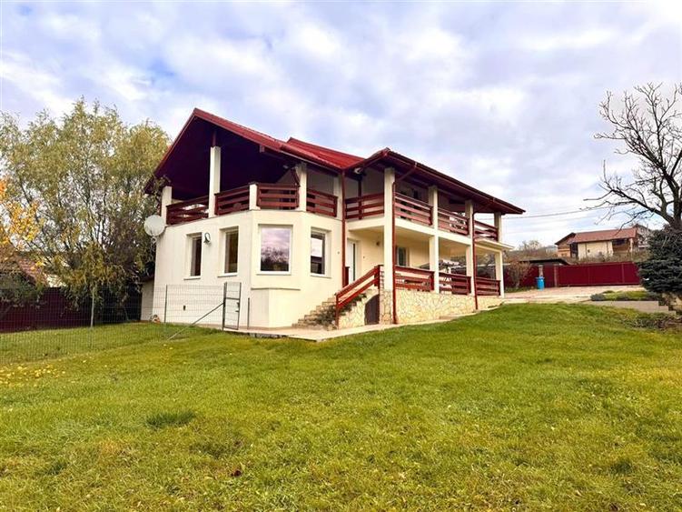 Casă individuală cu 4 camere cu Teren 1670 Mp în Bârnova