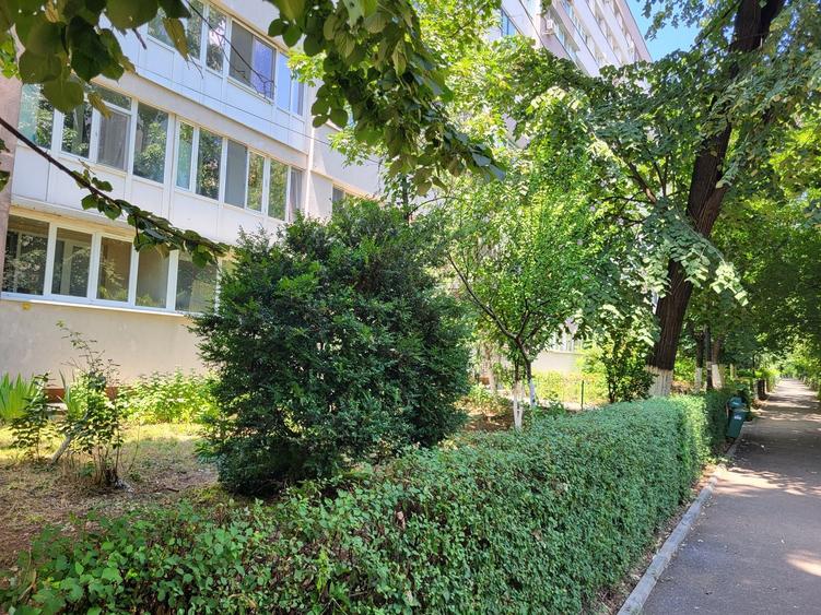 Apartament cu 3 camere semidecomandat în Drumul Taberei