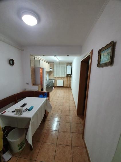 Apartament cu 3 camere decomandat în Tractorul