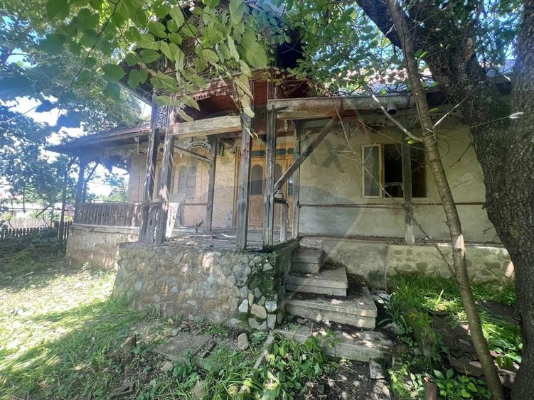 Casă cu Teren 1000 Mp în Periferie