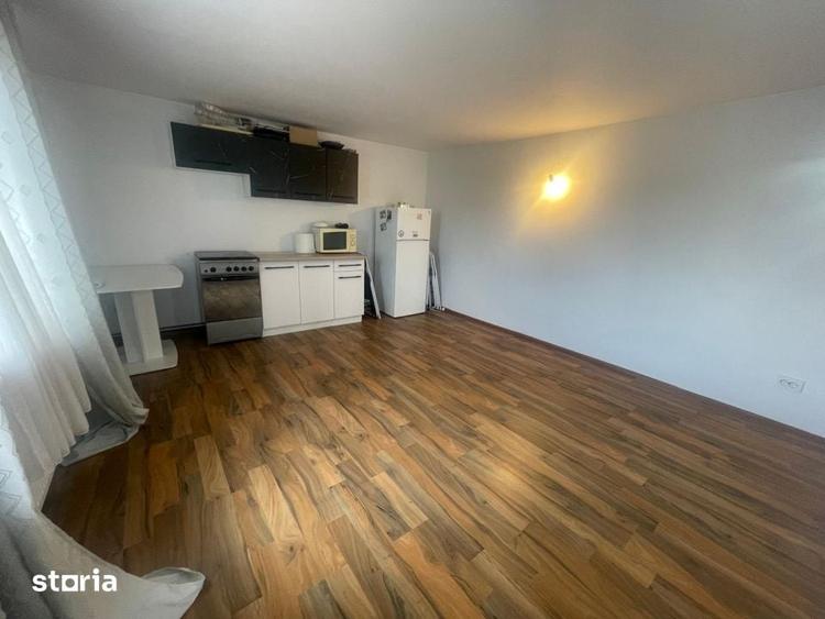 Casă cu 4 camere cu Teren 380 Mp în Romanești
