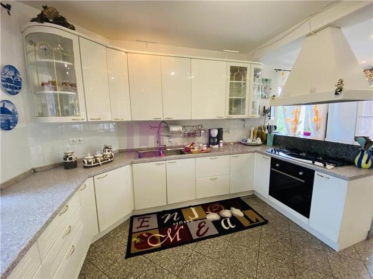 Casă individuală cu 7 camere cu Teren 1035 Mp în Central