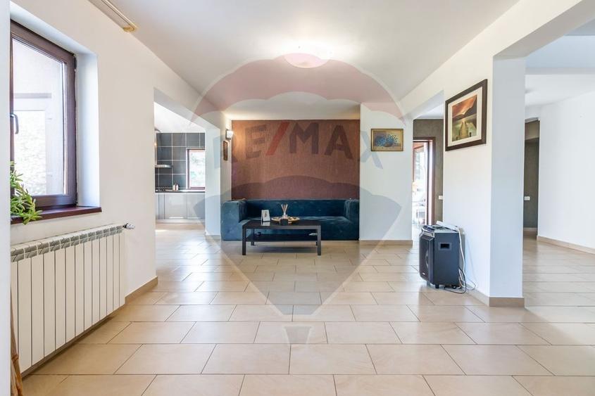 Casă individuală cu 4 camere cu Teren 1058 Mp în Central