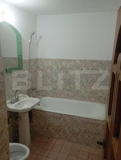 Apartament cu 3 camere semidecomandat, mobilat în Micro 11