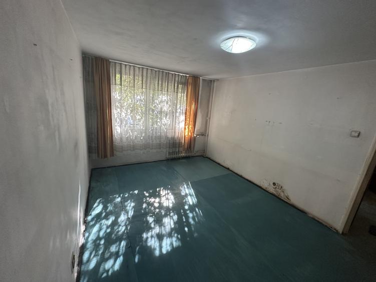 Apartament cu 3 camere semidecomandat în Berceni