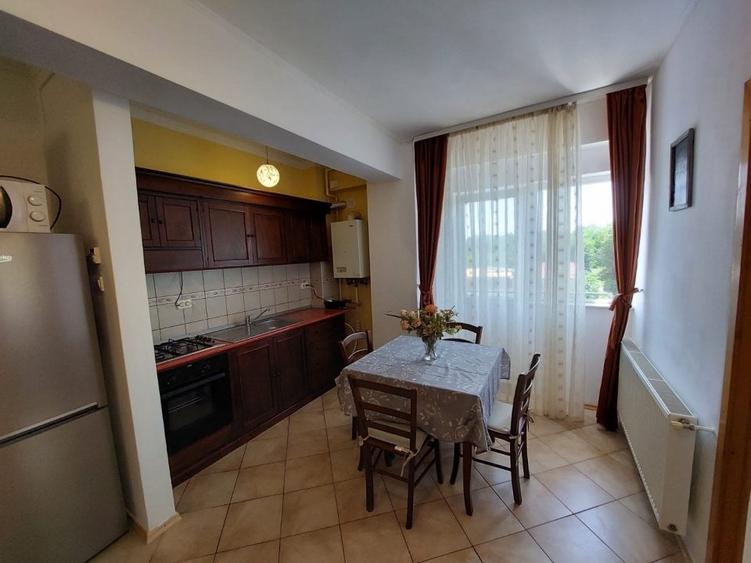 Apartament cu 3 camere decomandat, mobilat în Prundu