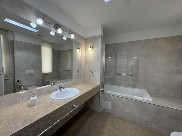 Duplex cu 7 camere cu Canalizare în Pipera