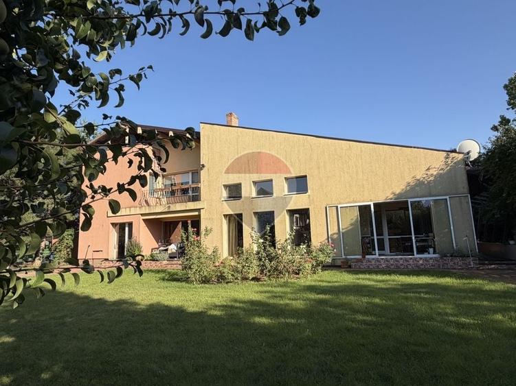 Casă individuală cu 8 camere cu Teren 1947 Mp în Corbeanca
