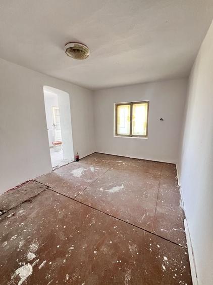 Casă cu 3 camere semidecomandat în Cuvin