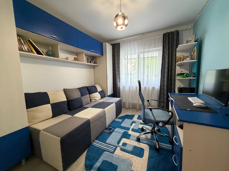 Apartament cu 4 camere decomandat în Nicolina