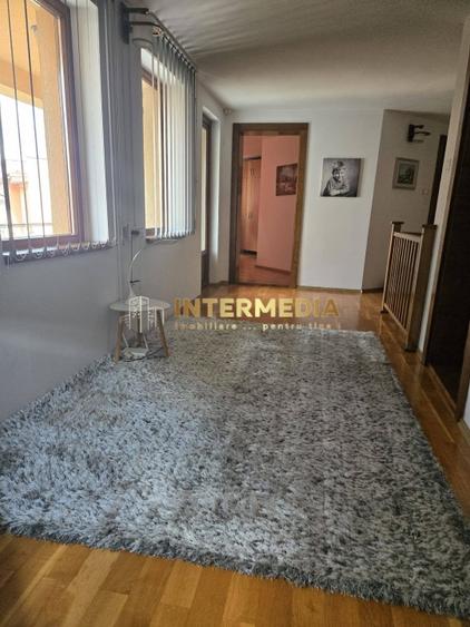 Casă individuală cu 4 camere cu Canalizare în Central