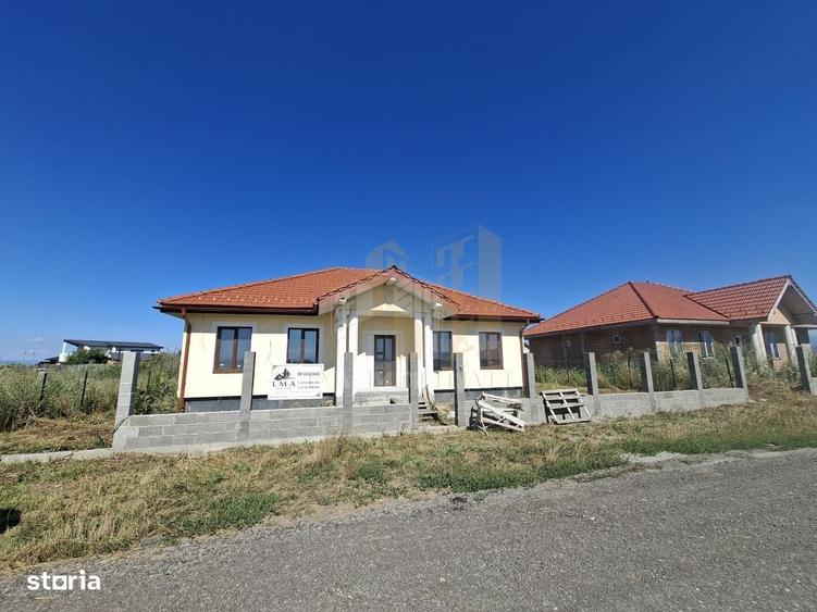 Casă cu 4 camere decomandat în Sânpetru