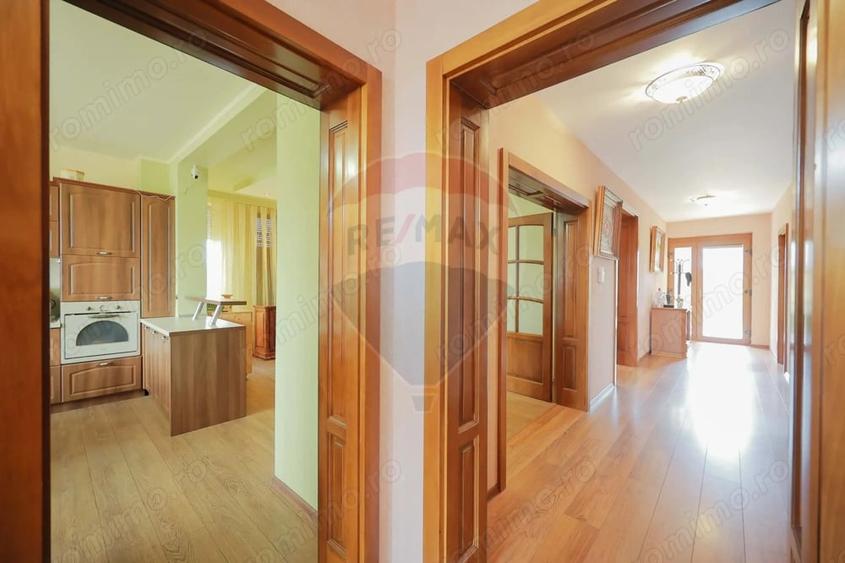 Casă cu 5 camere cu Teren 1000 Mp în Sânmartin
