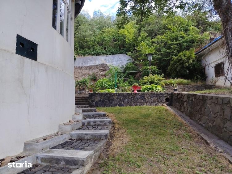 Casă cu 4 camere cu Teren 1083 Mp în Central