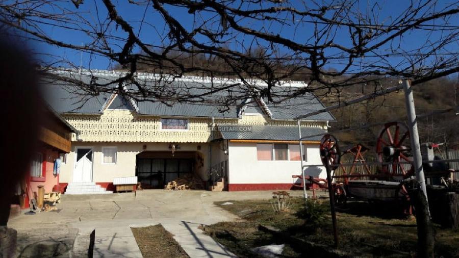 Casă individuală cu 5 camere cu Teren 3523 Mp în Central
