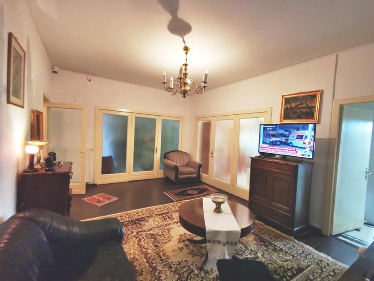 Apartament cu 4 camere semidecomandat în P-ța Rosetti