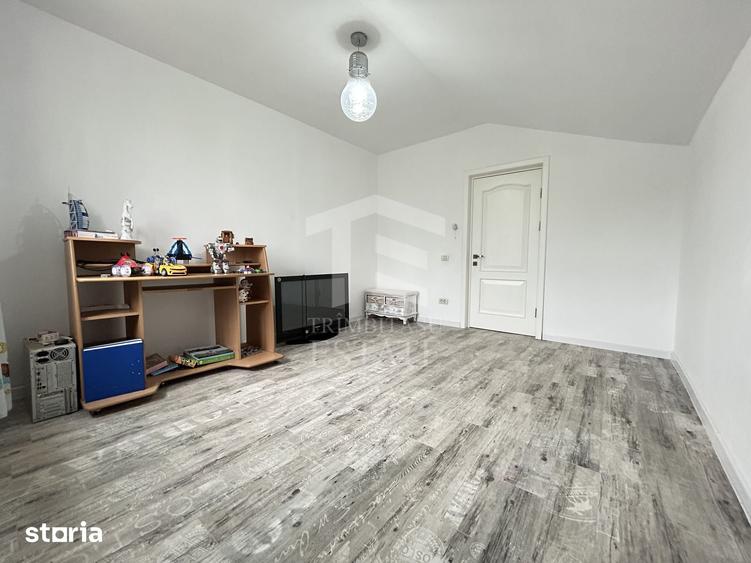 Casă cu 5 camere cu Teren 538 Mp în Pecineaga