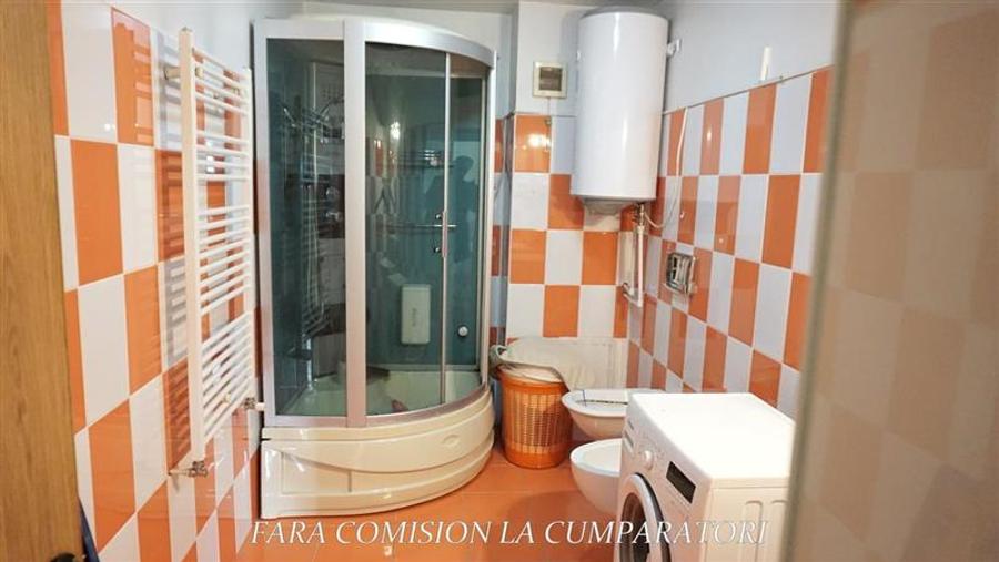 Duplex cu 7 camere cu Canalizare în 1 Mai