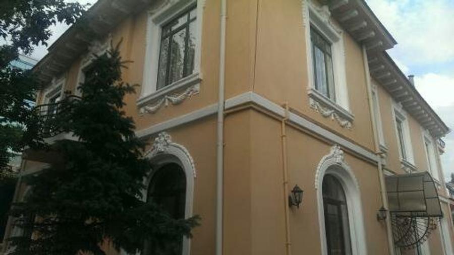 Casă individuală cu 9 camere cu Canalizare în Cotroceni
