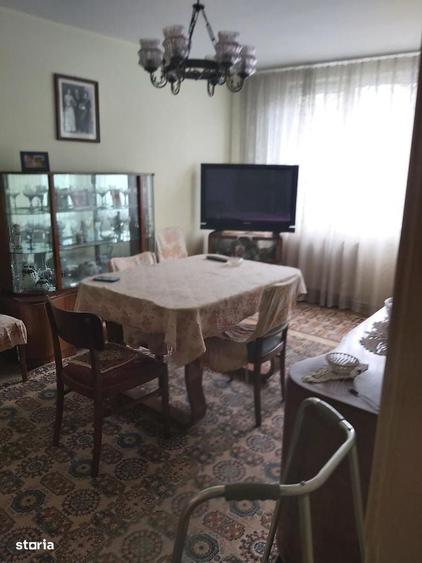 Apartament cu 3 camere semidecomandat în Centrul Civic