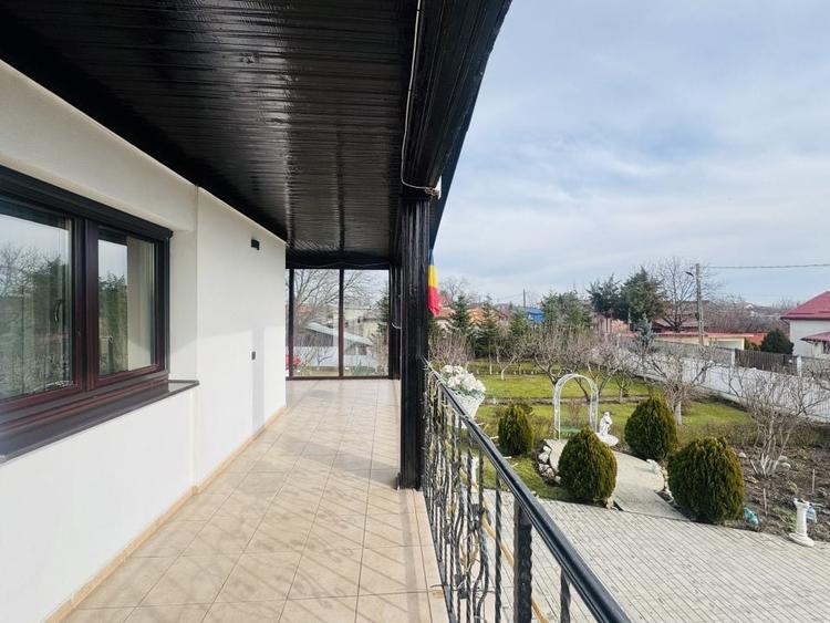 Casă individuală cu 7 camere cu Canalizare în Central