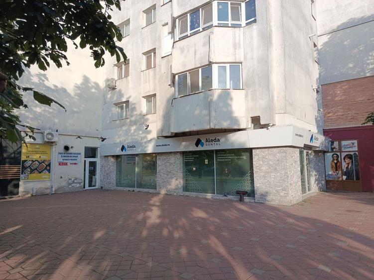 Apartament cu 3 camere decomandat în Nicolina