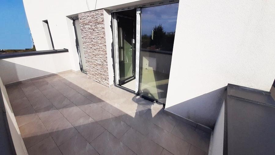 Duplex cu 6 camere cu Canalizare în Europa