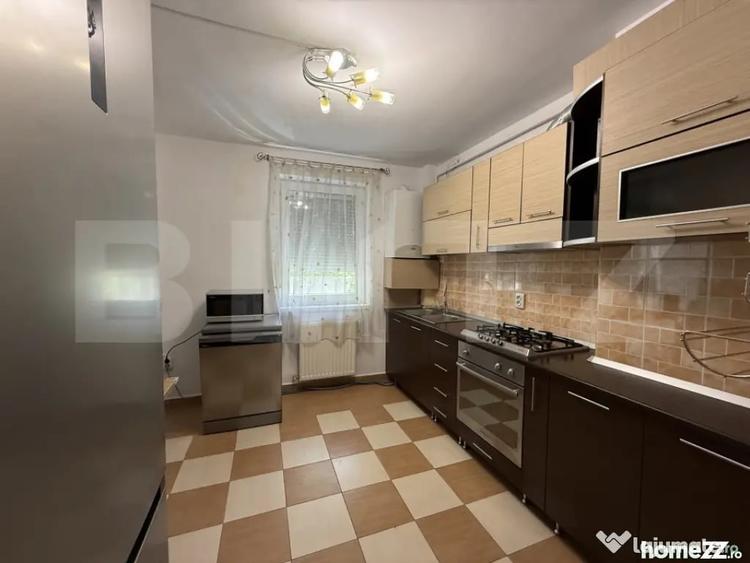 Apartament cu 3 camere semidecomandat în Micro 14