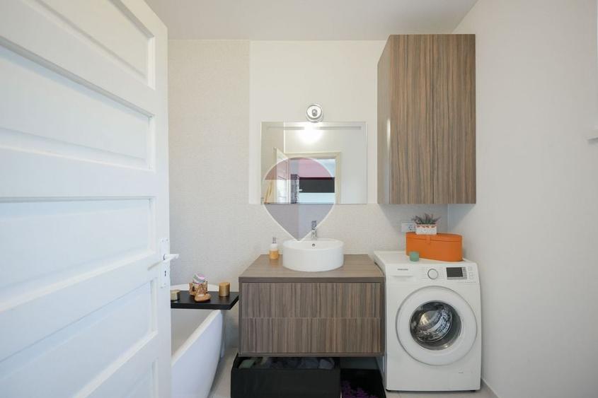 Casă individuală cu 5 camere cu Teren 676 Mp în Valenta