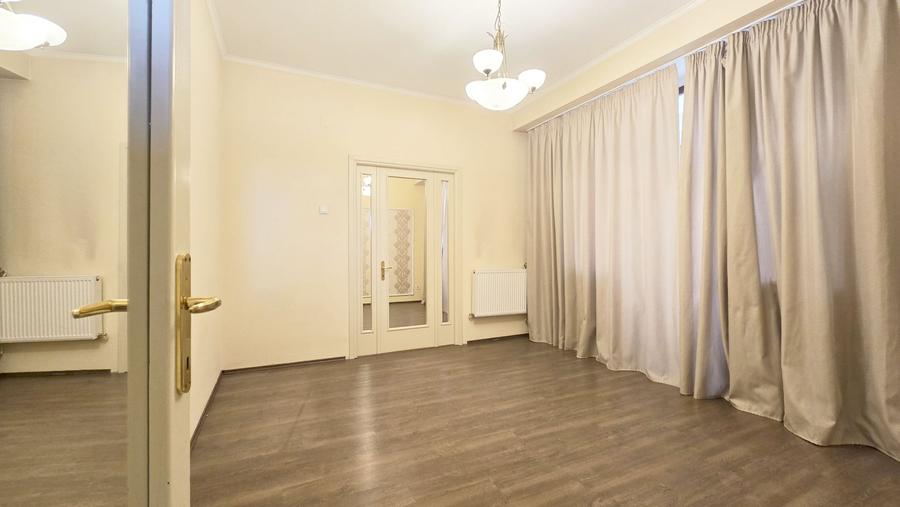 Apartament cu 3 camere semidecomandat în P-ța Unirii