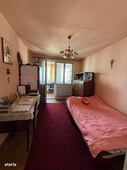 Apartament cu 3 camere decomandat în Girocului